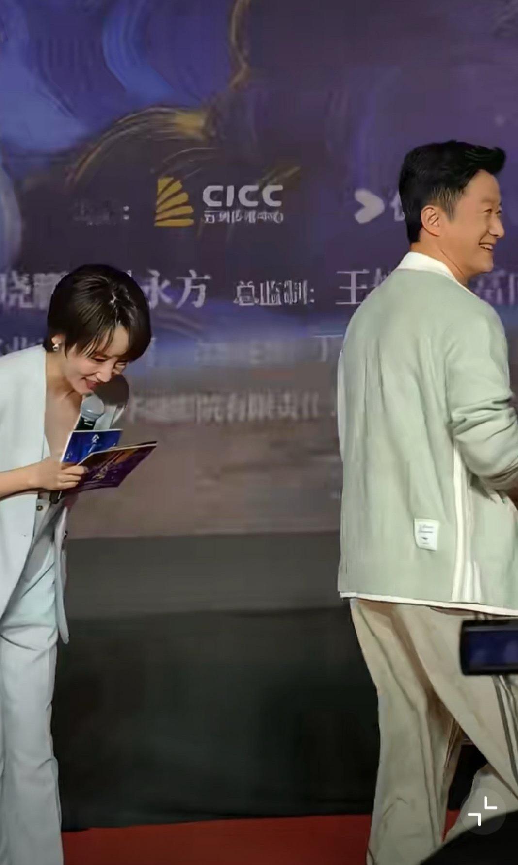 吴京谢楠夫妻合体首映礼吴京谢楠你俩这么客气干嘛首映礼变夫妻小舞台，表面客气疏离，