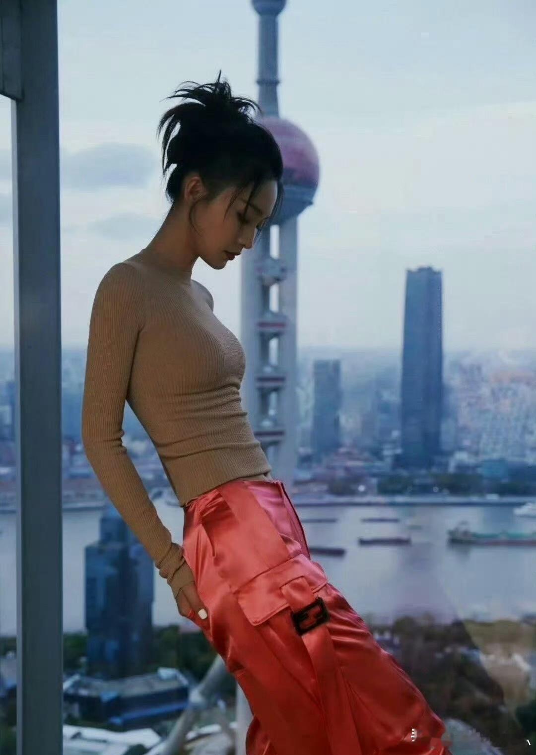 李沁这样的身材在现实生活中美吗！一件裸色针织紧身上衣搭配一条亮橘红工装裤，甜美又