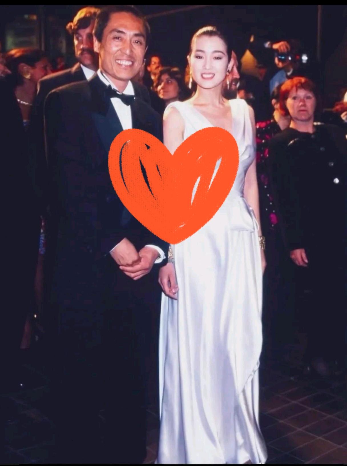 全世界安静了！威尼斯红毯上这一幕，真把我看愣了。

72岁的张艺谋，57岁的巩俐