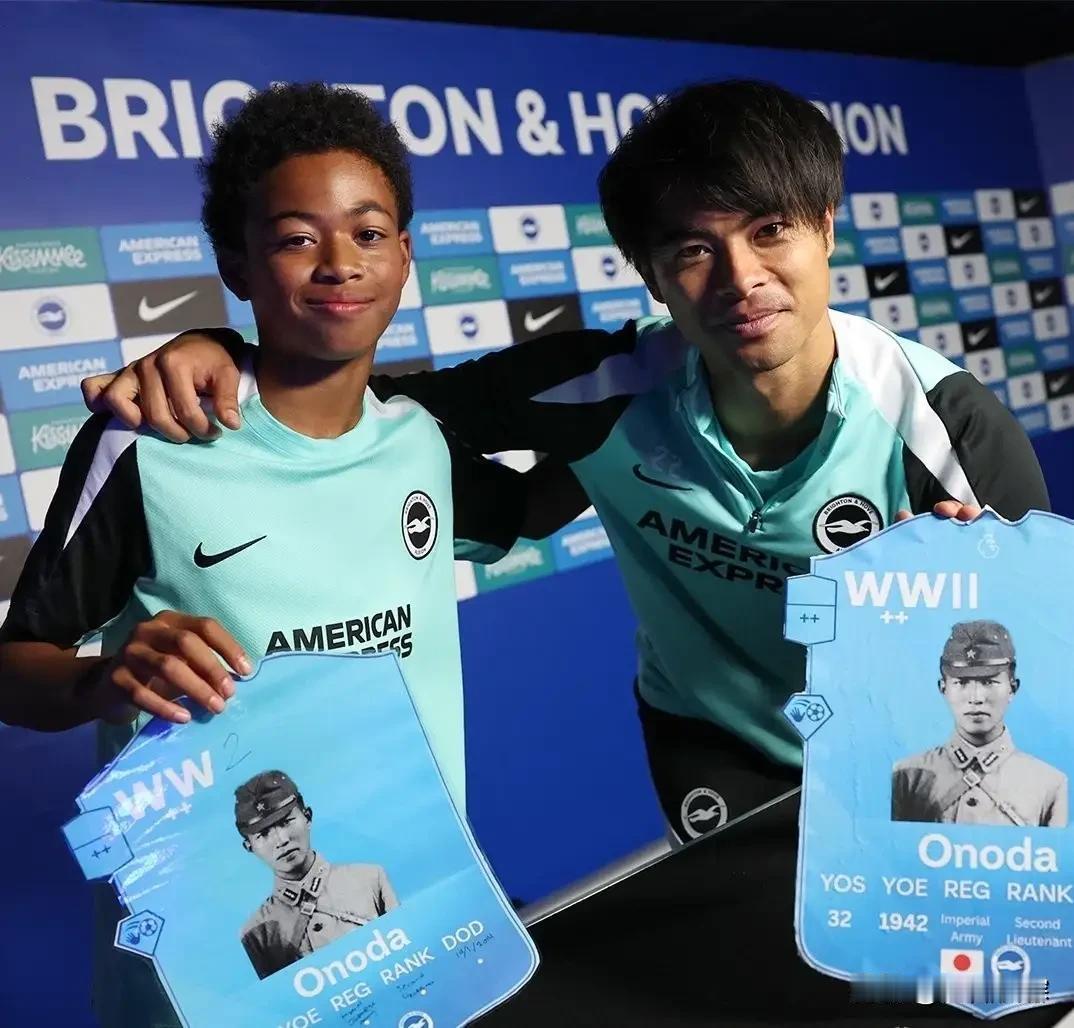 太过分了！日本球星三笘熏竟然高举日本战犯参与布莱克本宣传活动。
近日在英超球队布