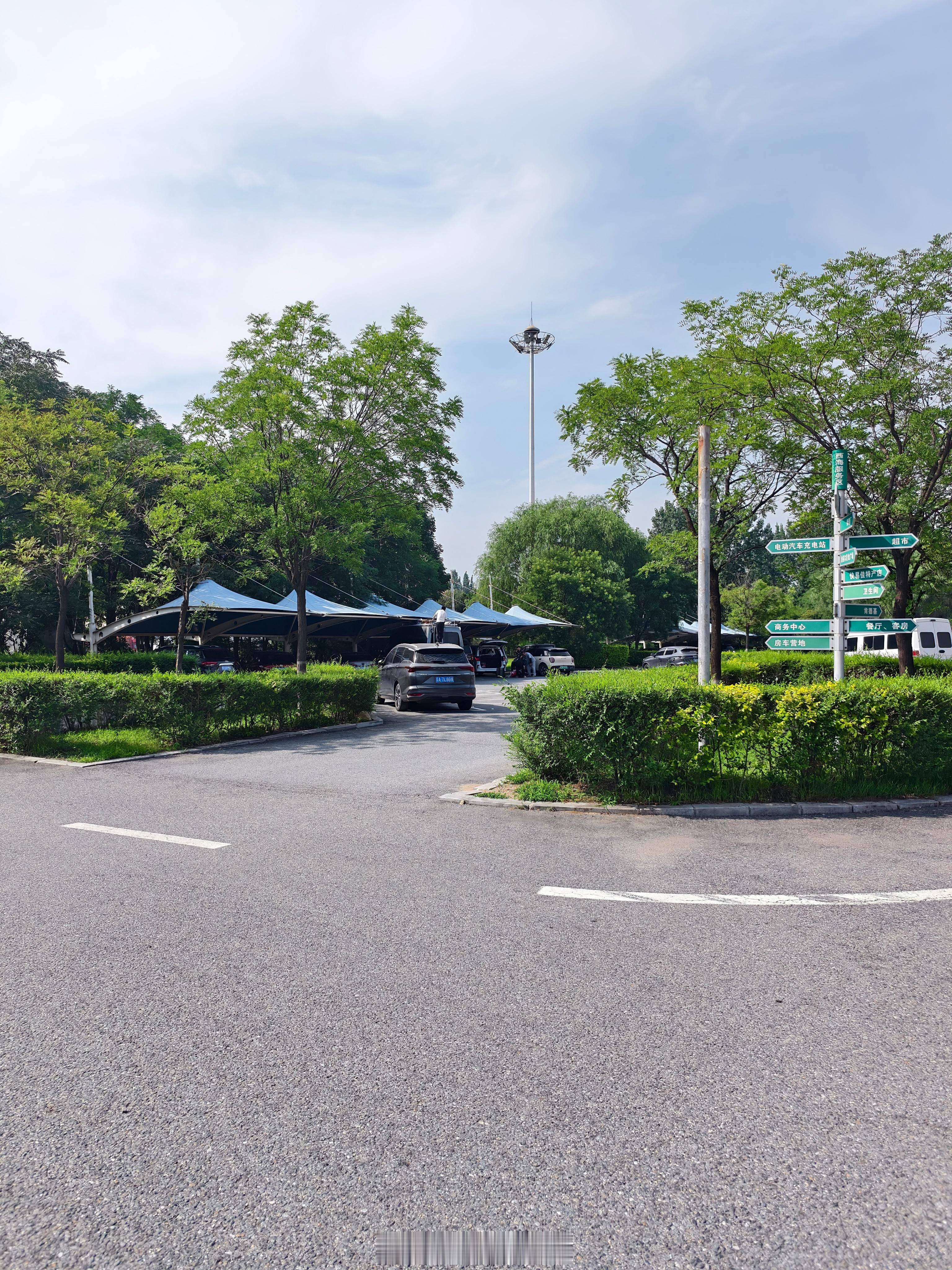 大哥没注意自己加高了，非要往阴凉地方钻，这下卡住了