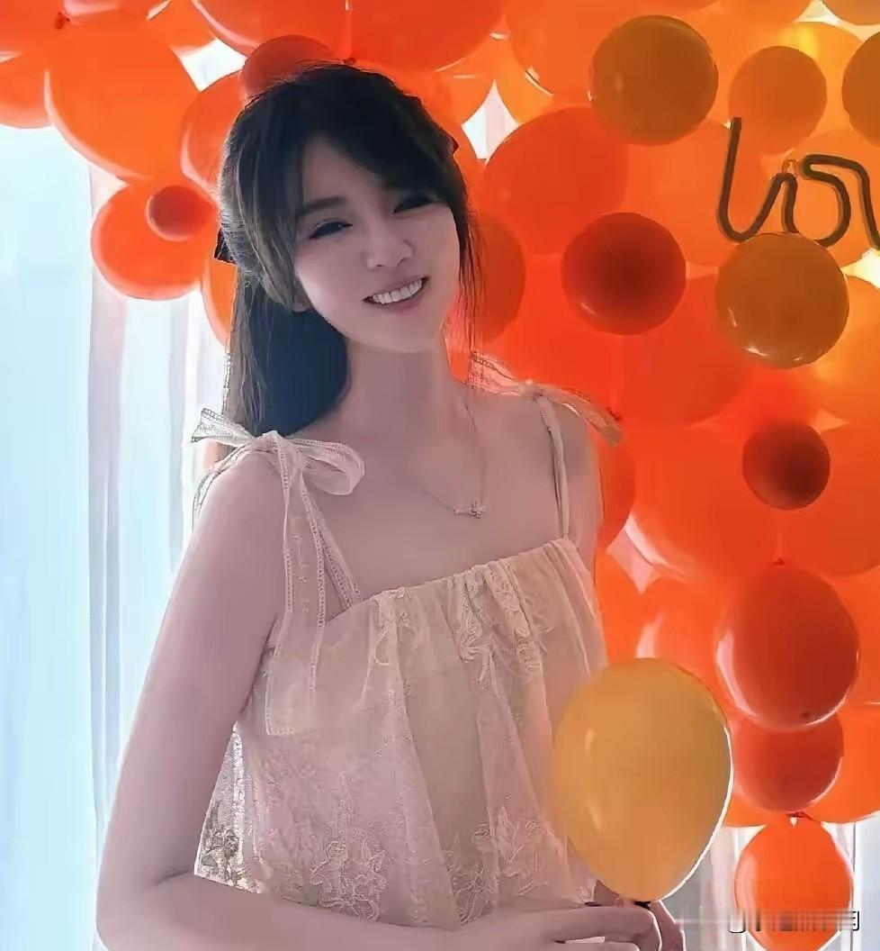 王晓晨，这还是你么？

9月4号下午4点，王晓晨晒了张自拍，并配文说："9月的金