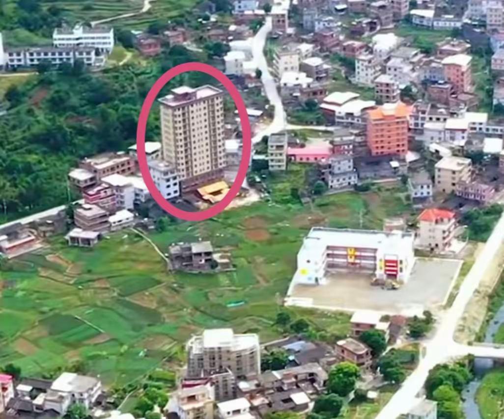 一家人给自己盖了个小区
网友在福建农村偶遇15层自建房，惊叹“一家人给自己盖了个