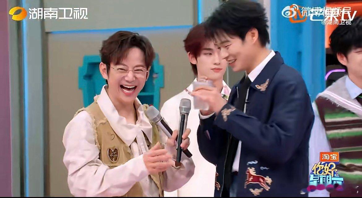 魏晨游刃有余魏大勋匆匆忙忙魏大勋四肢各跳各的 领舞差距过于明显！魏晨从容不迫，魏