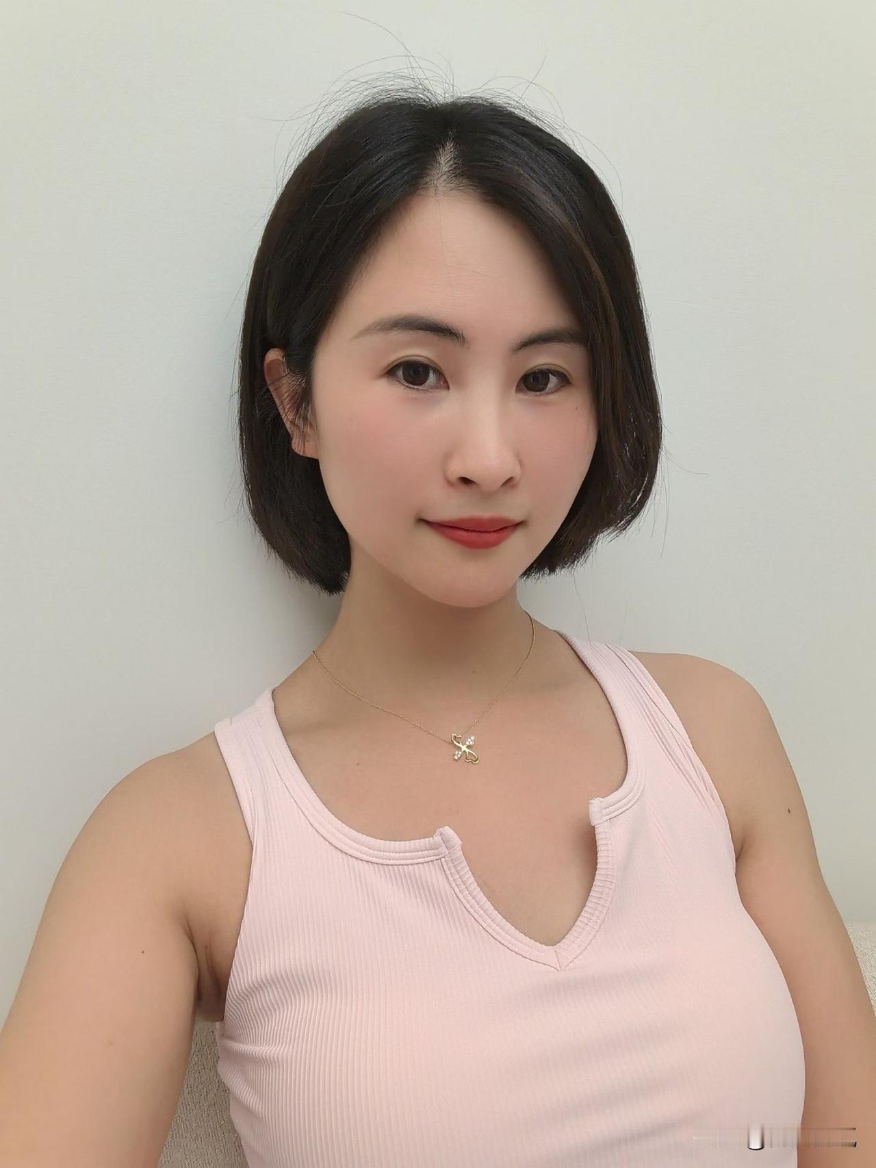 短发利落，眉眼惊艳，
她一笑，风都轻了。