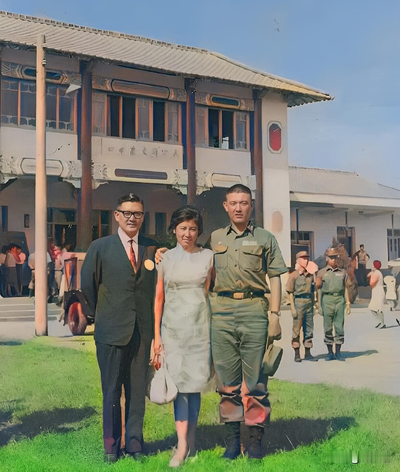 1968年，18岁的马英九与父亲马鹤凌、母亲秦厚修在一起。此时，马英九身穿军装正