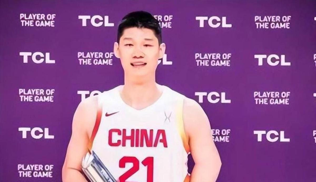 现在的男篮大名单，简直就是一出活生生的职场生存折叠剧。有人稳坐钓鱼台，连考察的过