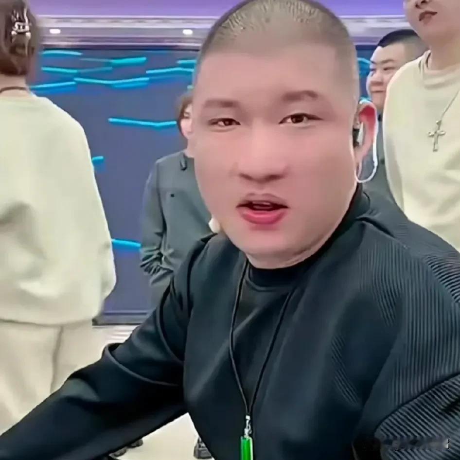 二驴说
  辛巴也是从🐶当起来的，在几年前，散打和辛巴闹矛盾，二驴调解，散打说