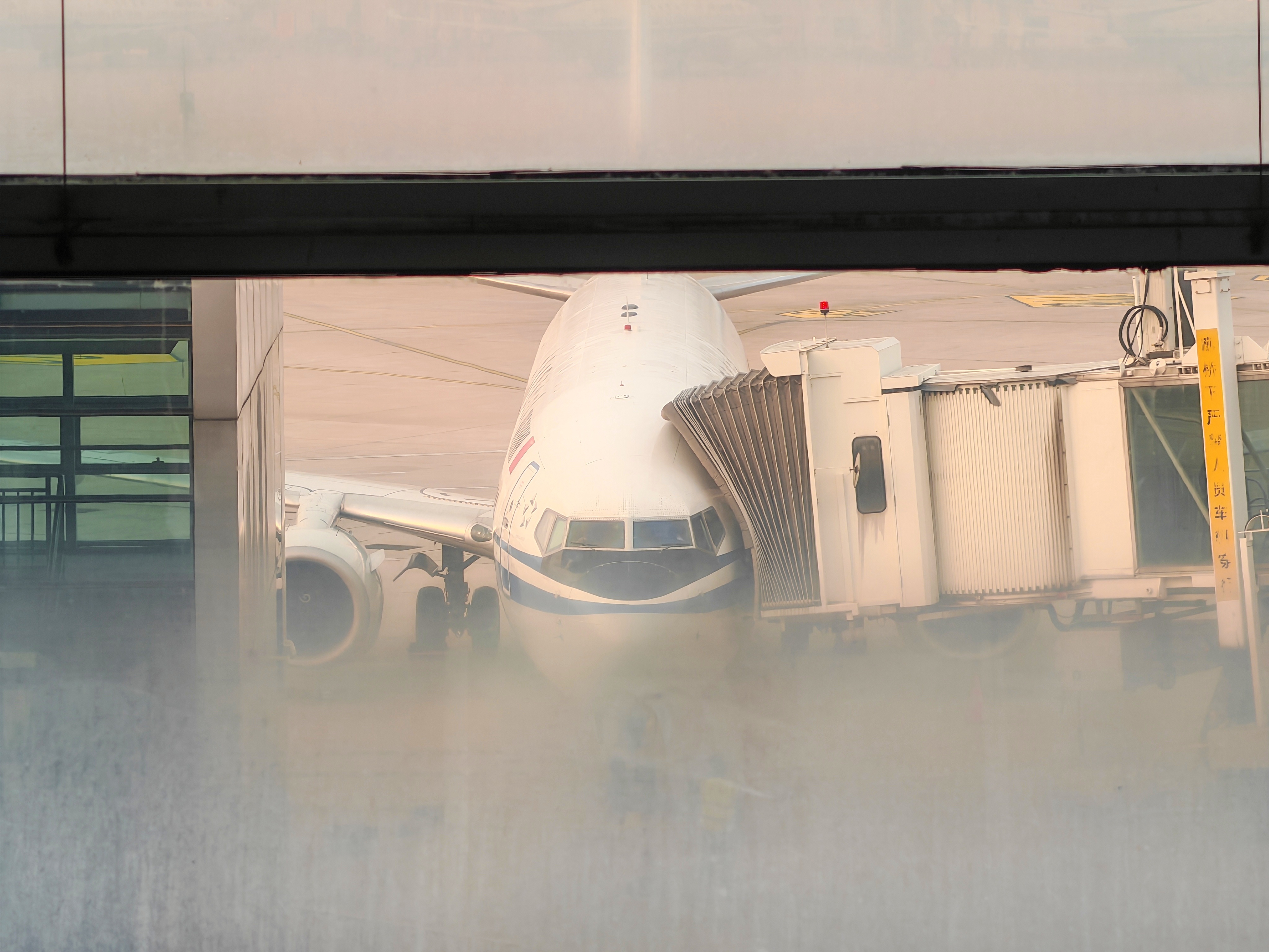 牛马的日常，继续早班机出差。天气是冷了哈，机场的玻璃上已经开始挂霜了。大家早上好