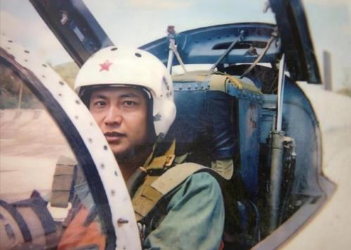 2001年4月1日，王伟驾驶81192战机，拦截美军侦察机时遭撞击牺牲。我国出动