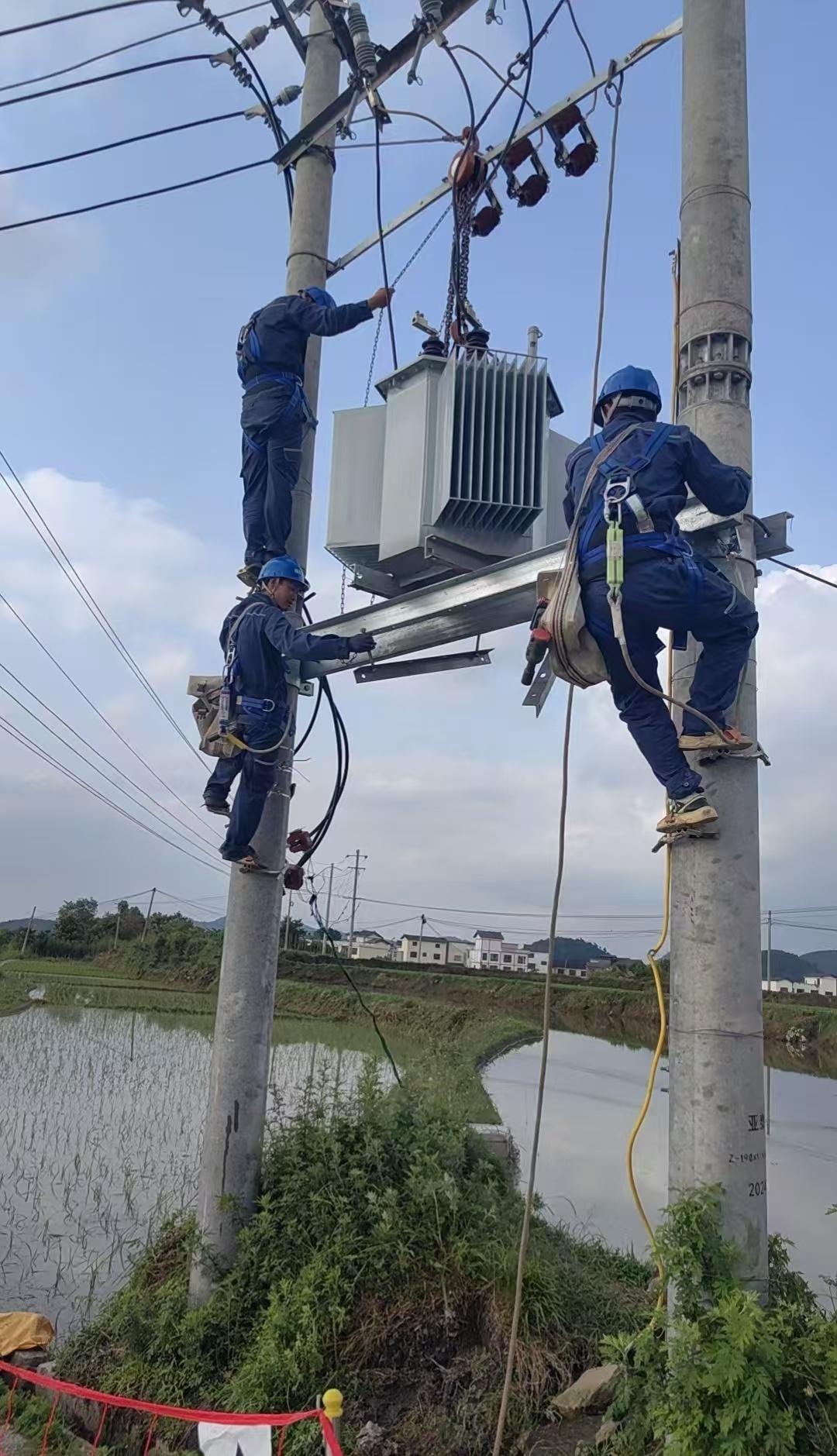 【暴雨橙色预警 通宵鏖战】5月19日，受持续强降雨天气影响，10千伏陶高线因雷雨