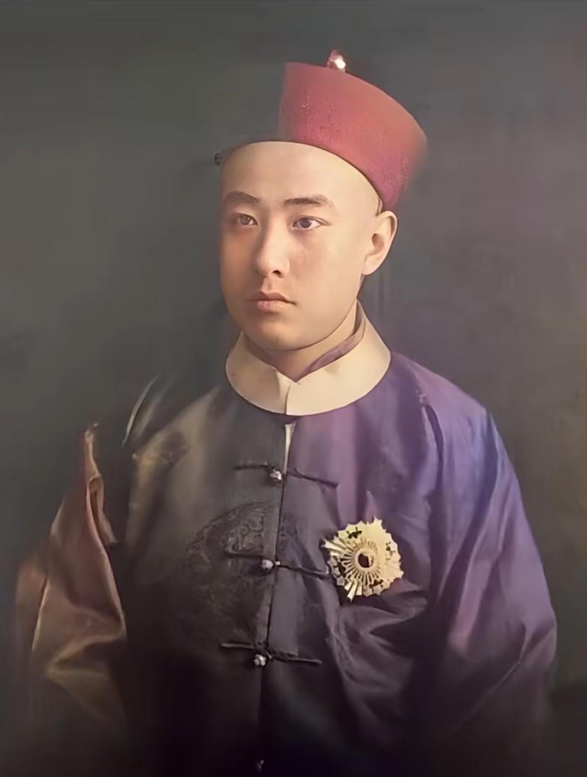 这是爱新觉罗.载振年轻时的真实样貌，都看看吧，相由心生，他是清朝最帅气的王爷！