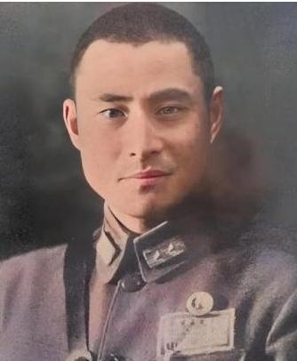 1975年，蒋介石得知黄维被特赦的消息后，立刻邀请他前往台湾，不仅补发了他被俘2