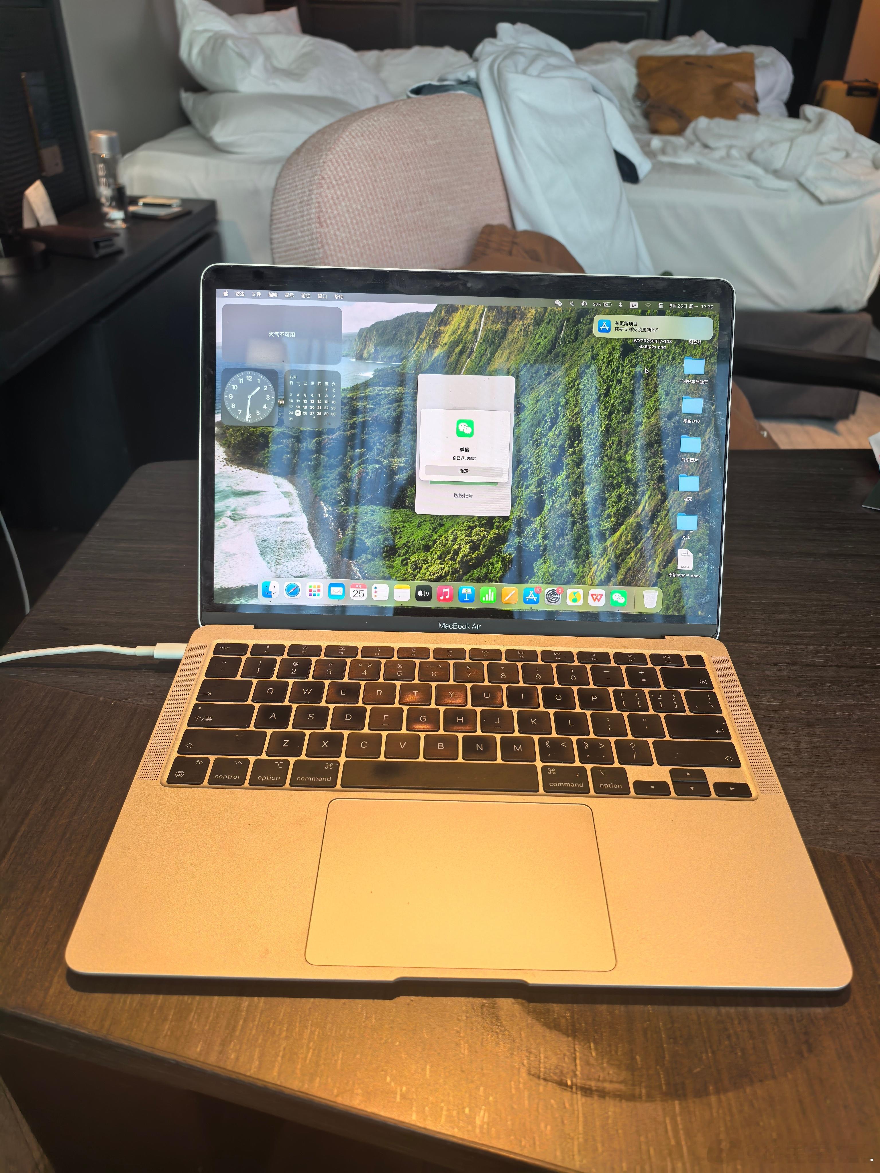 很久没用Macbook了。13寸的屏幕一打开，怎么感觉像是在相机取景器里操作一样