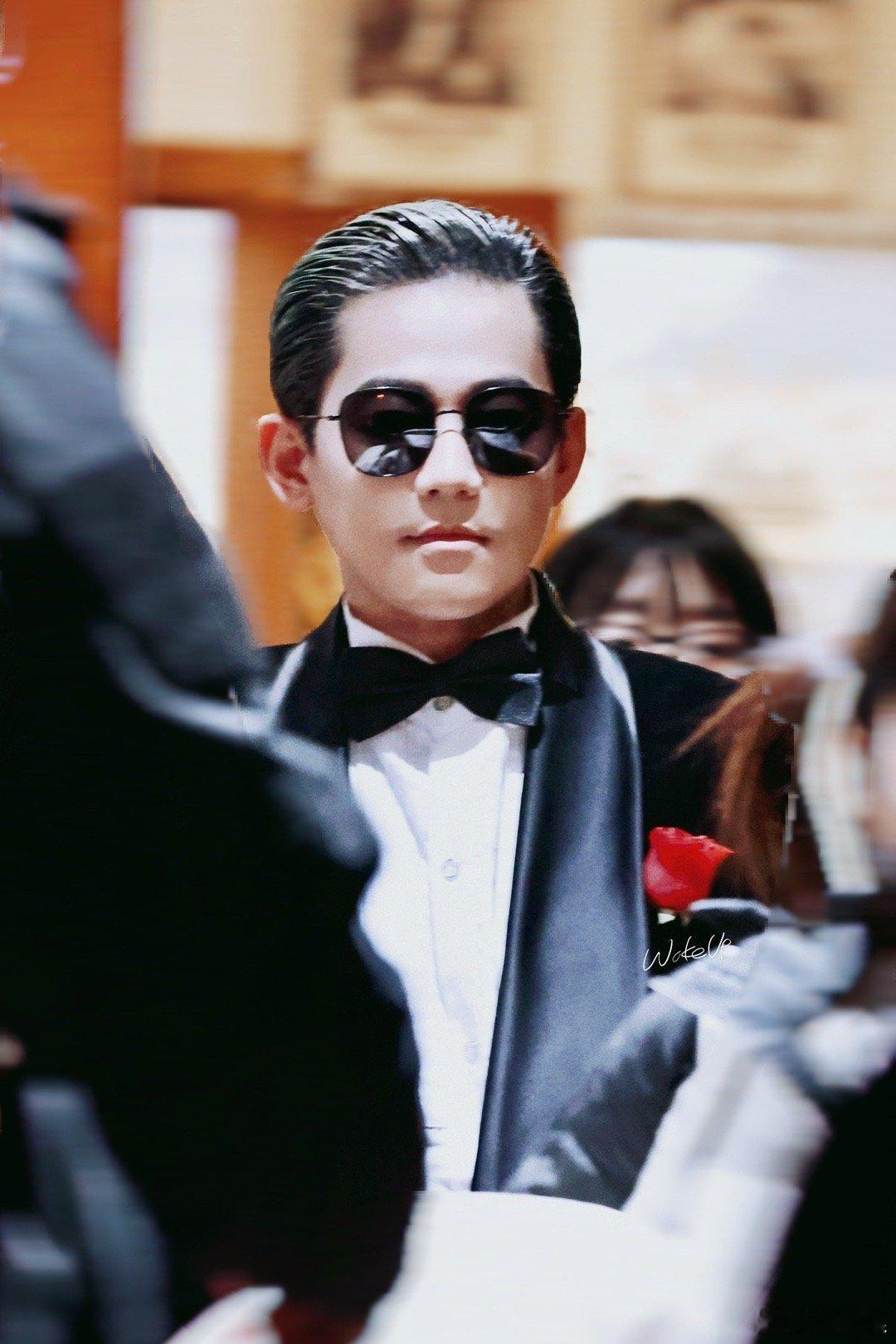 苏醒 上海滩裂哥 苏醒这次的造型让人眼前一亮，把上海滩的氛围感拉满，一出场就自带