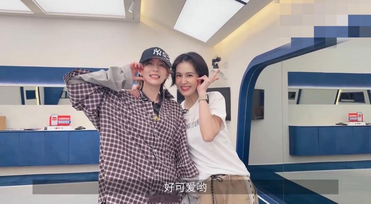 曾沛慈见到李斯丹妮秒变小迷妹 被这一幕狠狠萌化了！曾沛慈偶遇李斯丹妮瞬间沦陷，秒