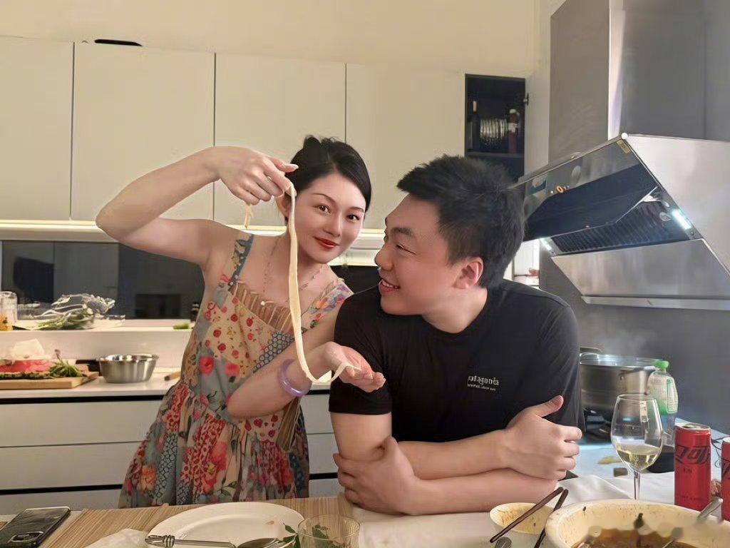 于正 晚晚，此地无银三百两！于正六一卖力夸赞晚晚，还回怼网友，这有点反常的鼎力相