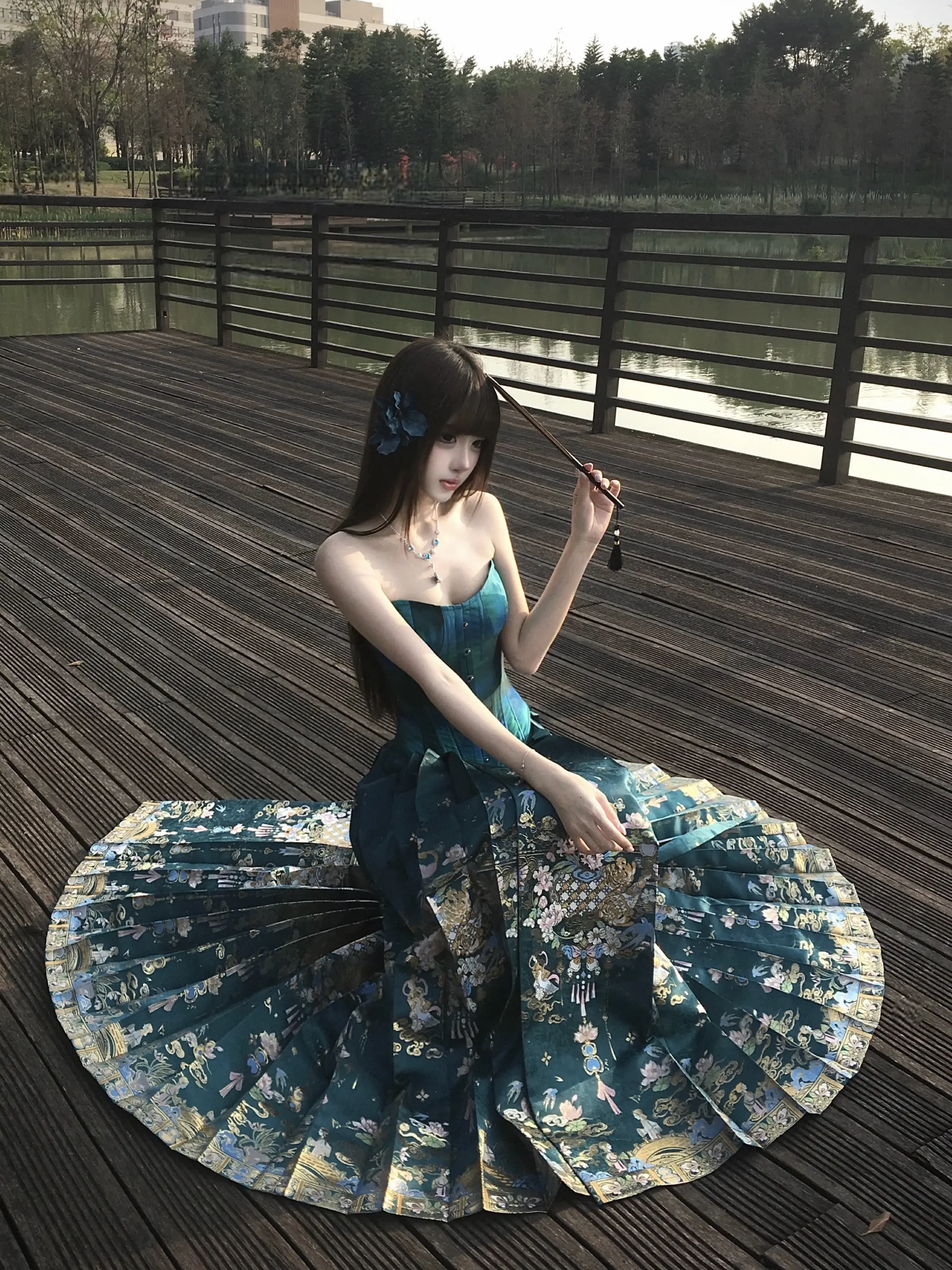 她最喜欢画残荷 说衰败里也有筋骨