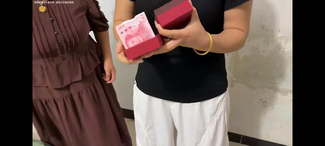 老壳子顺走5千8
上雨露家吃个饭，就顺走5千8，买了耳坠，雨露都找上门了还不承认