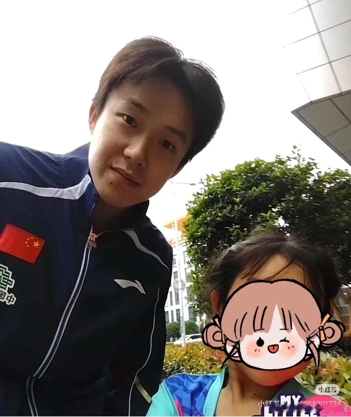 王楚钦独特合照视角大哥哥跟小弟弟拍合照，弯下身子的王楚钦真的好有爱！ 