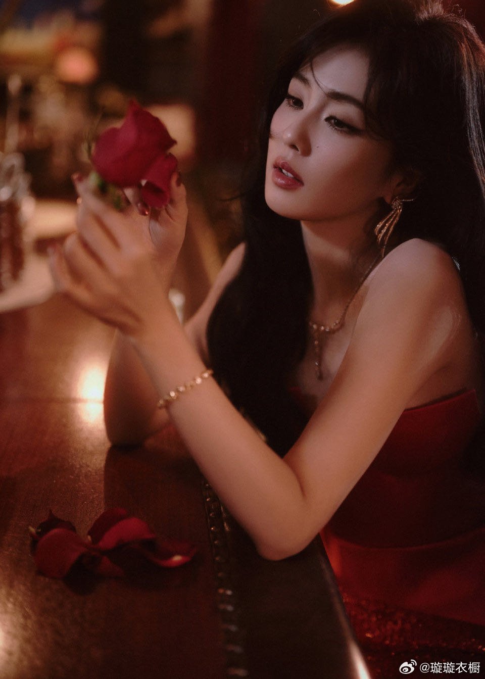 白鹿红丝绒布藏着夜的心事，她踩着星光从褶皱里走来，裙摆闪成流动的星河。烛火吻过玫