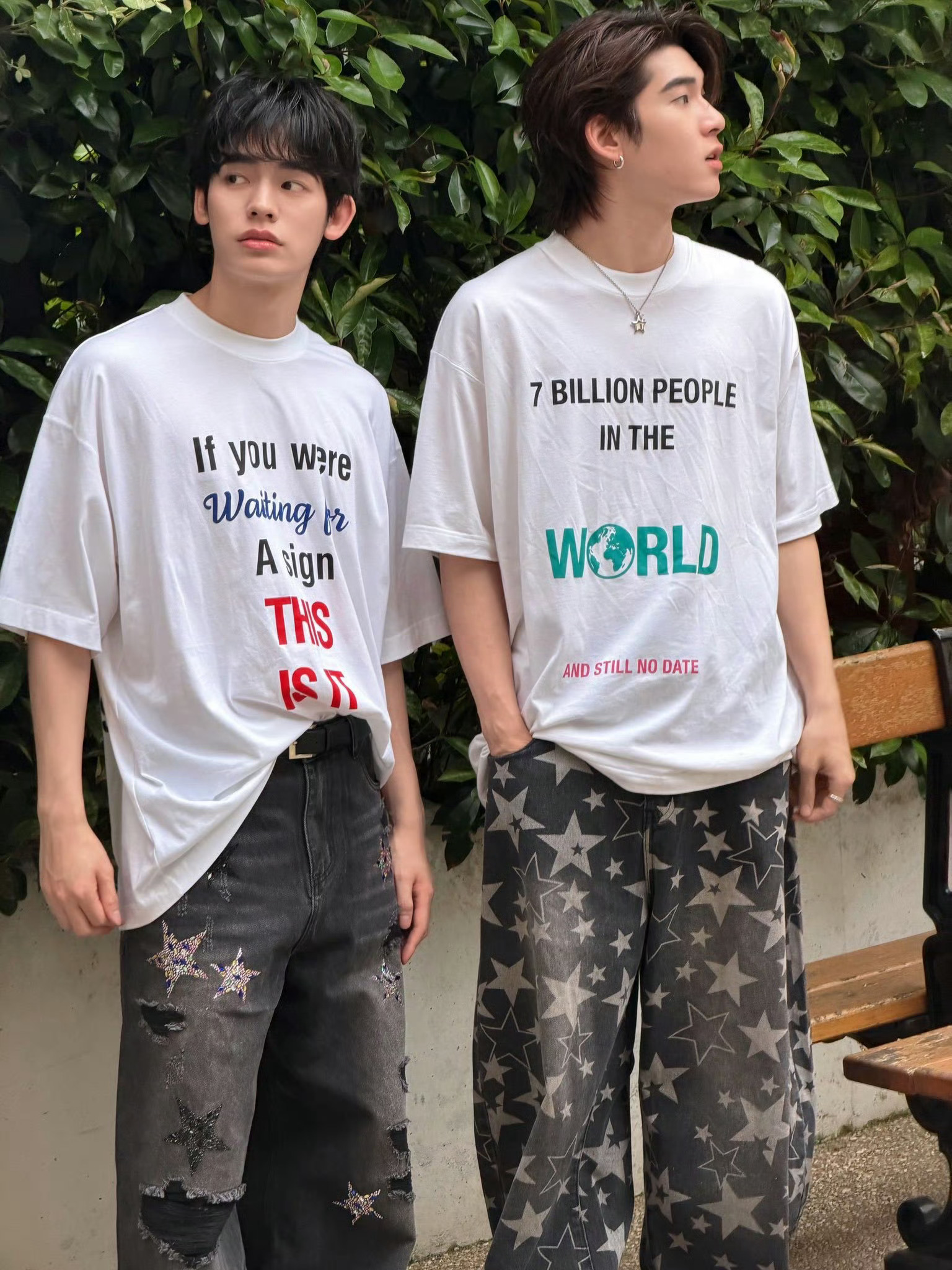 像俩傻子。 