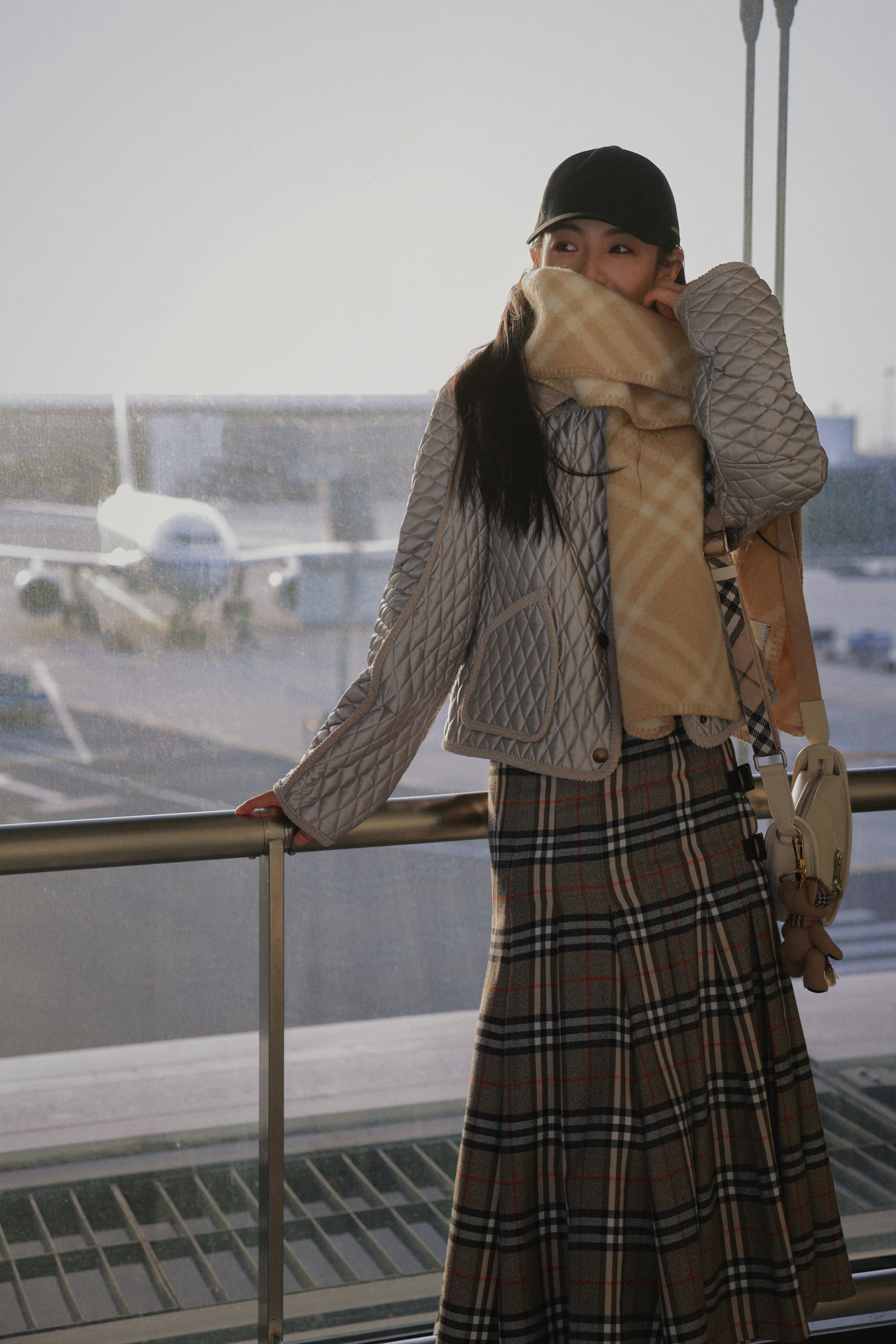 陈丽君机场Look再次演绎全套奢牌时装，身着Burberry菱形绗缝外套搭配格纹