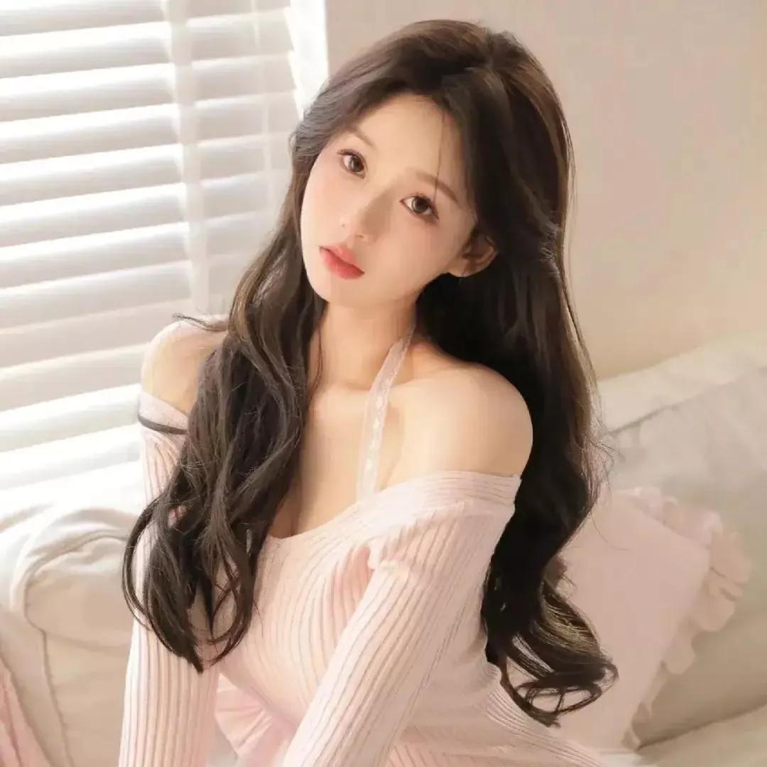 柔美少女，优雅坐卧，粉色毛衣温暖心间淡淡的粉色毛衣 温柔粉色毛衣 温柔毛衣照 粉
