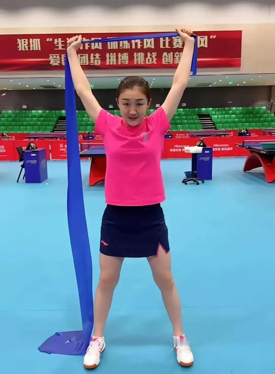 不是说陈梦是黄晓明表妹吗？
前两天黄晓明姥姥去世，
陈梦没有一点反应啊！
专心投