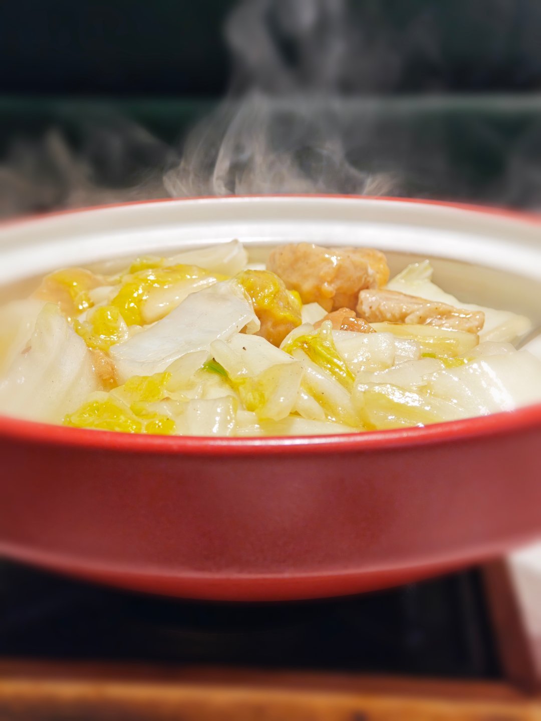 吃个老武汉特色的白菜烩圆子。这道菜很像我们北方的风味，吃起来特别有亲切熟悉感。 