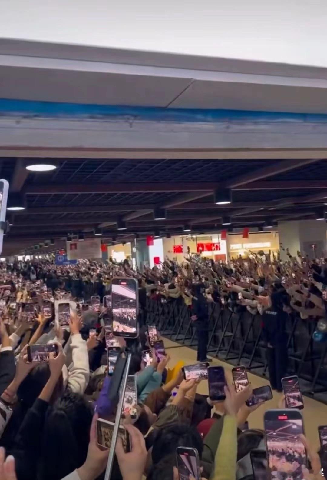 王鹤棣被嬢嬢们围着拍合照前一天还在长春万人空巷的大明星，第二天就活蹦乱跳回到小城