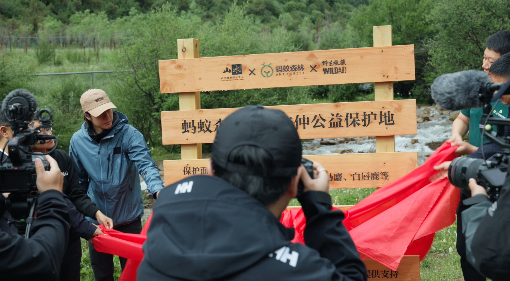 王一博闯进木工赛道这次公益纪录片首映，王一博来到公众视野，跟着队伍在青海玉树东仲