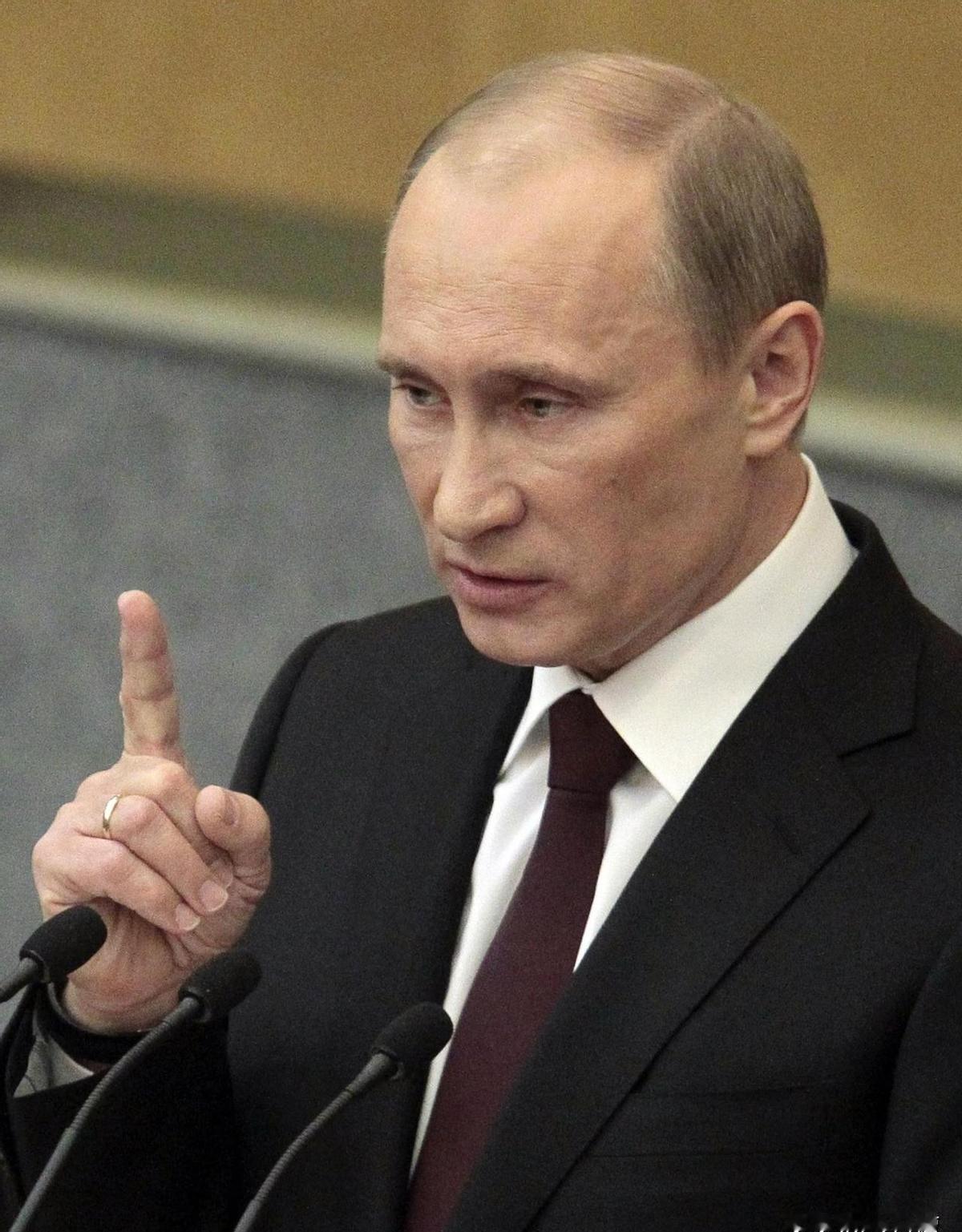 普京支持率八成二，不是没人反对，是没人敢说。
老一辈觉得他扛住了西方，年轻人想出