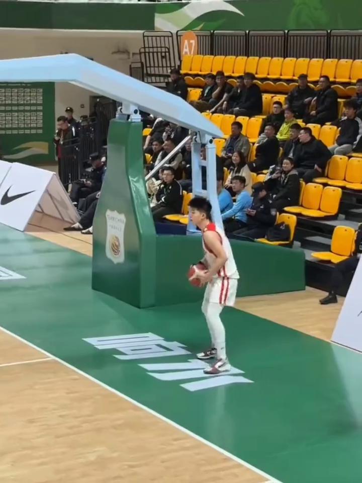 行业大佬集体督战国青，国家队主帅都来了，国青谁能脱颖而出？小伙子们都卯足劲了，都