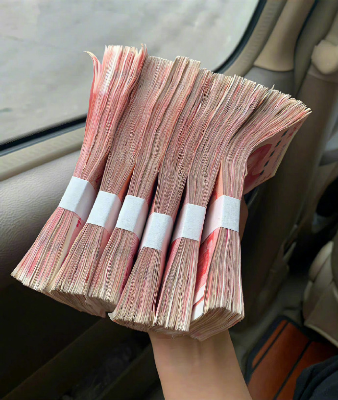 “爱你的人连你喜欢钱都会叫你小财迷,而不是说你物质,所以你懂了吗” 