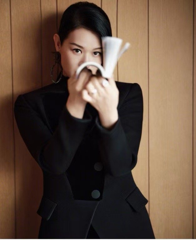 时差一万公里胡杏儿 胡杏儿在剧中的表现一如既往地稳定，家庭生活的情节被她演绎得细