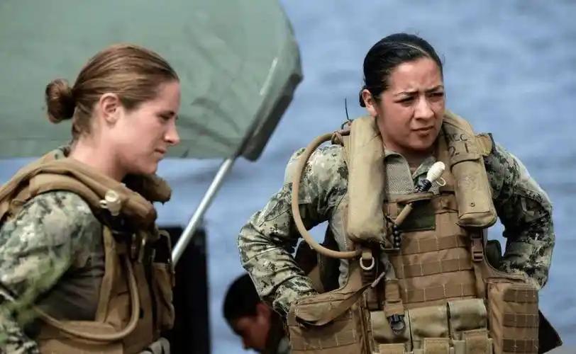 深海漂泊286天，熬到身心俱疲！林肯号一众女兵终于靠岸泰国，本以为是放松狂欢，她