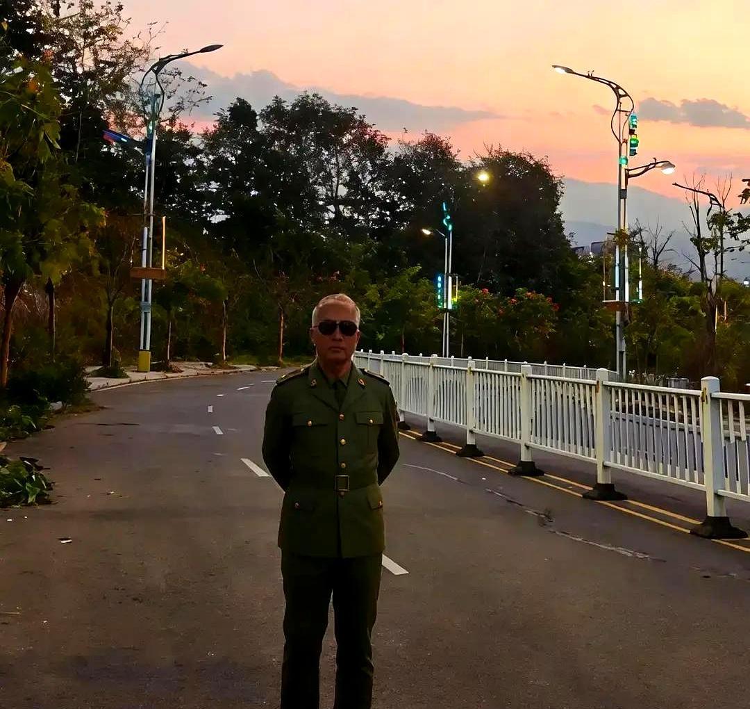 横店群演日薪55元，驴演员却日入500。这行当，人不如畜？
当王宝强的逆袭神话成