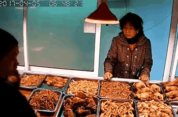 厚颜无耻！穿了件人衣，不办人事儿！

这种偷吃偷喝，好吃懒做之人，一辈子都发不了