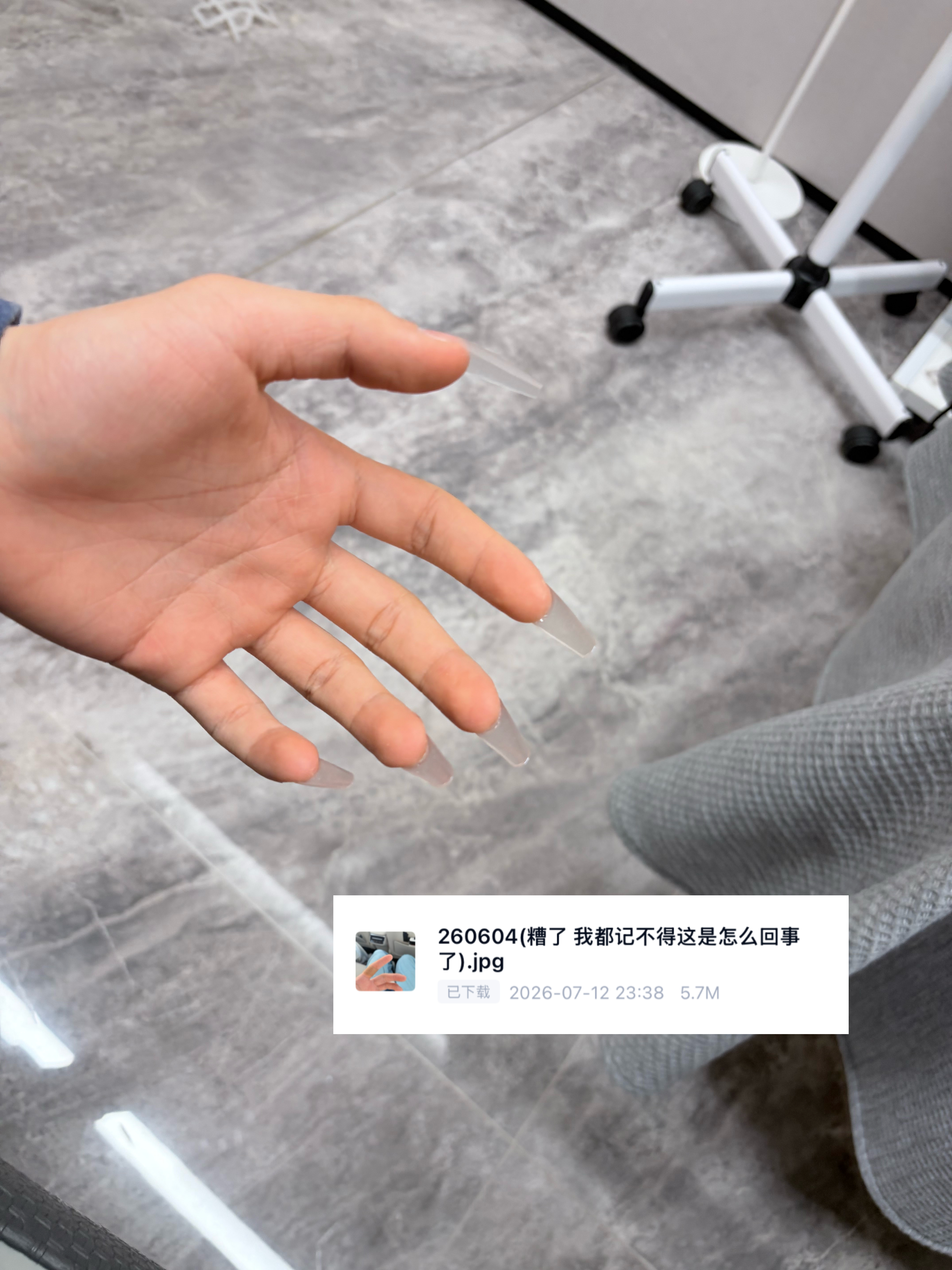 苏新皓含手量超高的一个月刚贴上甲片——刚做好指甲——欣赏美甲“好神奇的感觉，我下