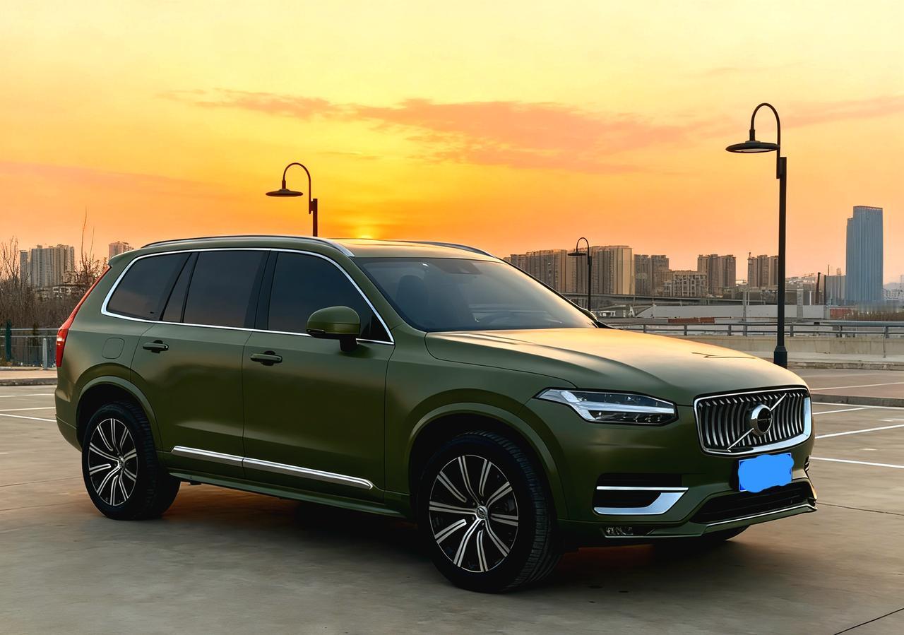 这是一台军绿色的沃尔沃xc902017款t6至尊型。这台车我分享了很多期，当然这