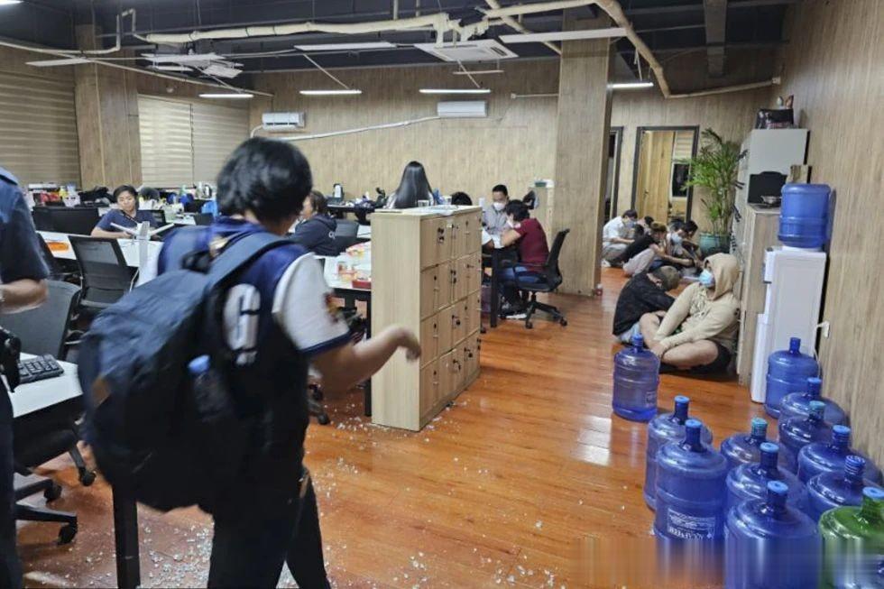 菲律宾警方救出2700多名被迫从事网络诈骗者
菲律宾警方周二突击行动，救出270