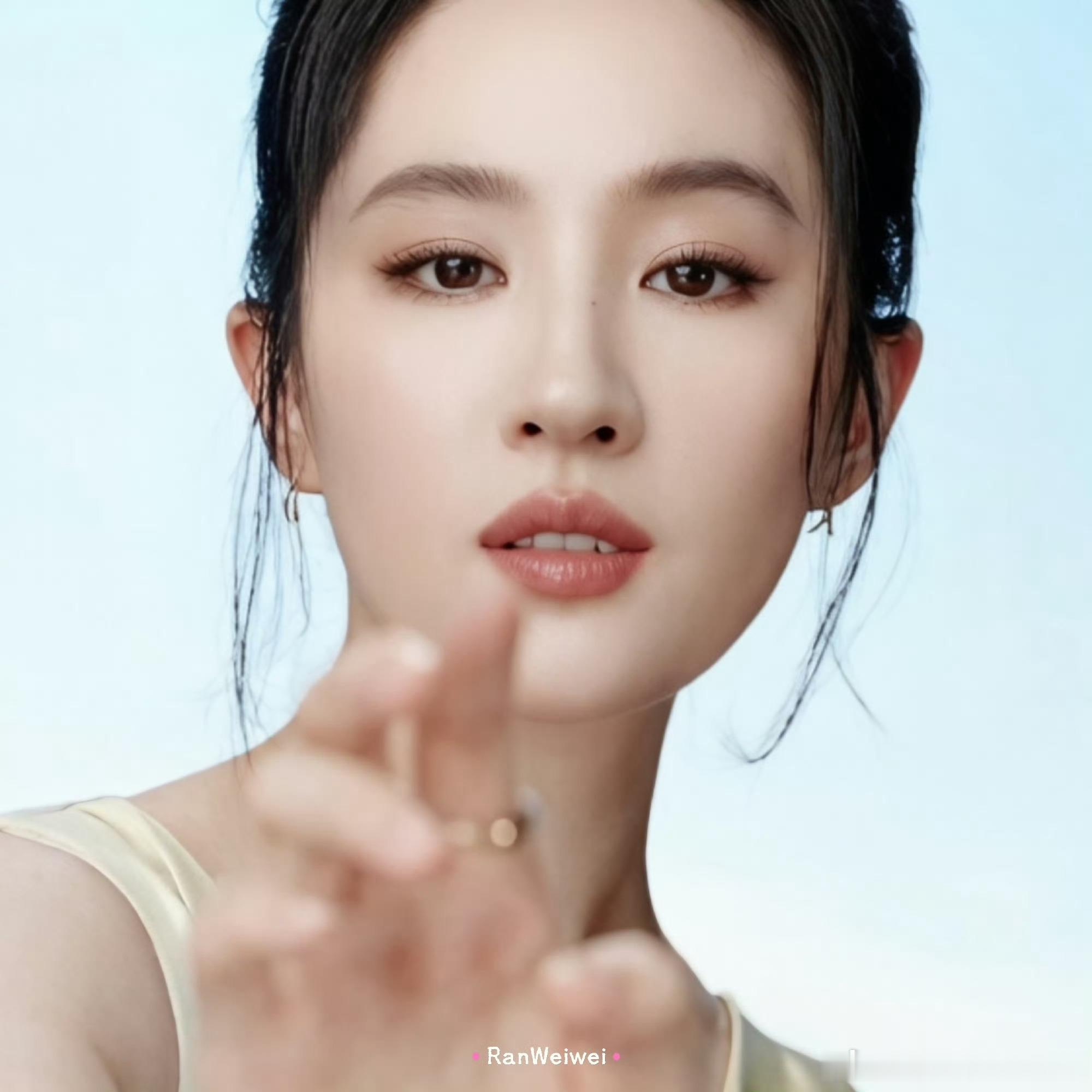 刘亦菲一点法令纹没有「夜琉璃」轻盈霜，轻盈肤感，紧致轮廓，由内焕亮。