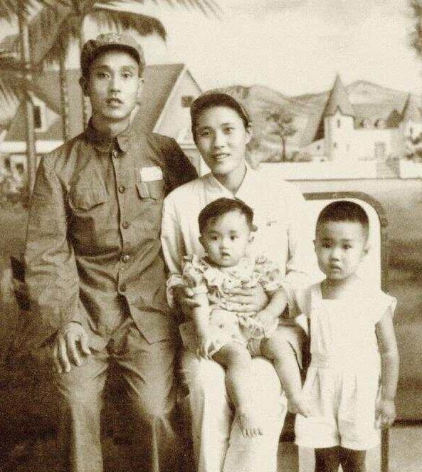 1947年，30岁的解放军师长周志坚，迎娶19岁的女护士，谁知新婚当夜，周志坚却