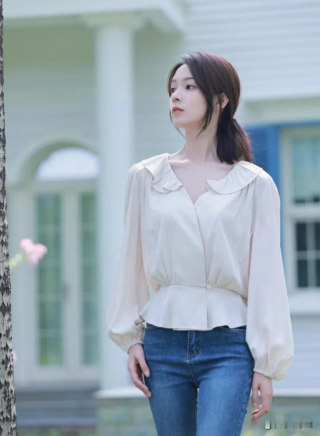 陈瑶还是多吃点饭吧，虽然做女演员必须的很瘦，但她现在也太瘦了吧，感觉一阵风就能把