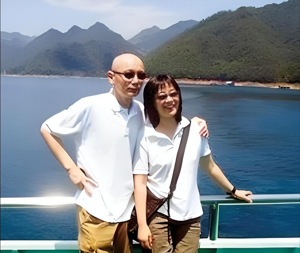 1995年，葛优拍戏赚了350万，把钱全部交给了妻子贺聪。谁知贺聪转身就在北京买