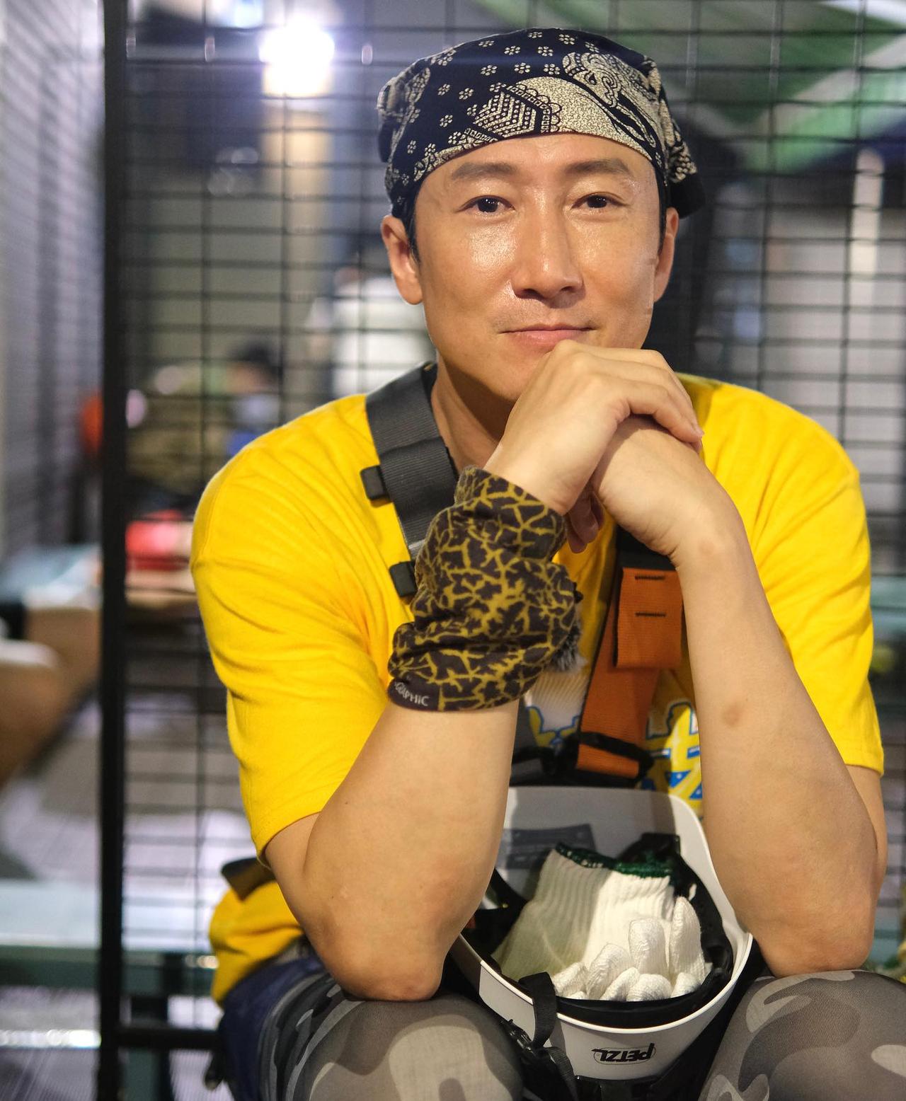他是香港著名武打巨星洪金宝的儿子，其实他外形和演技都非常不错，可惜拍了这么多年电