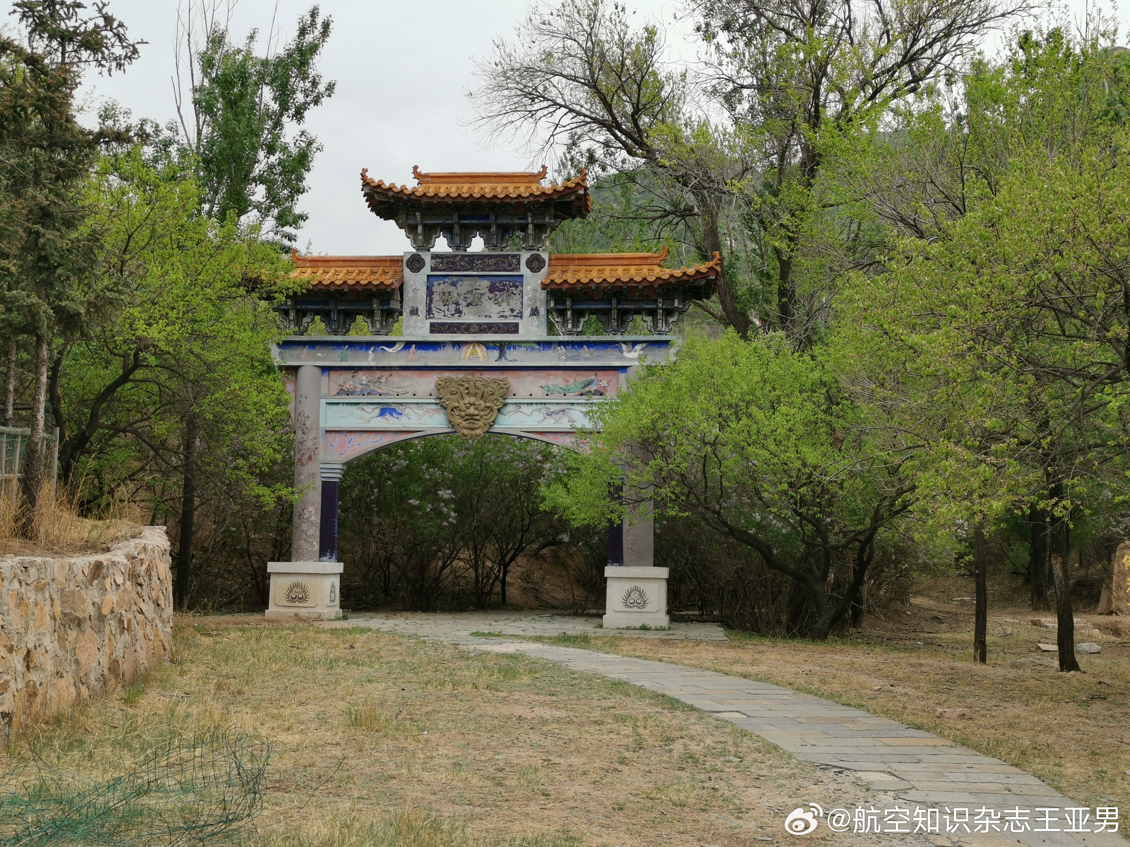 清凉界牌坊后一条花树掩映的碎石小径蜿蜒直上，通往佛岩寺，徒步了十五分钟，没到顶原