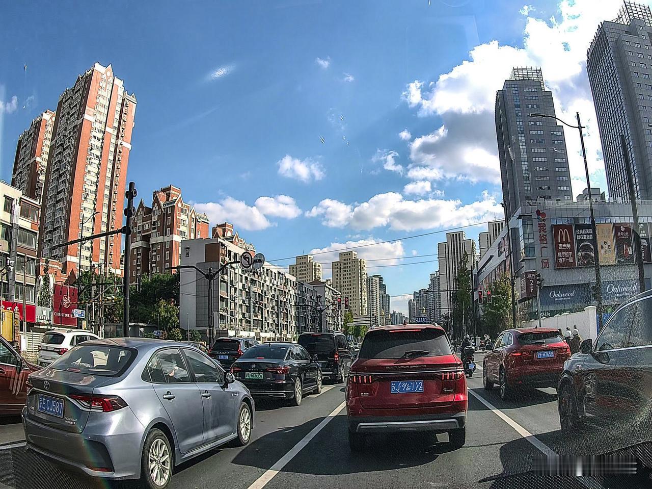 这些年自驾跑了不少城市，遇到限号的城市不少。大多是工作日每天限两个号，每周轮着来
