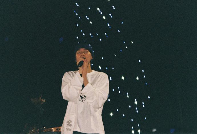 晋级不骄稳步前行，窦靖童玩转多元曲风，用独特嗓音带来新鲜听觉惊喜窦靖童回应歌手晋